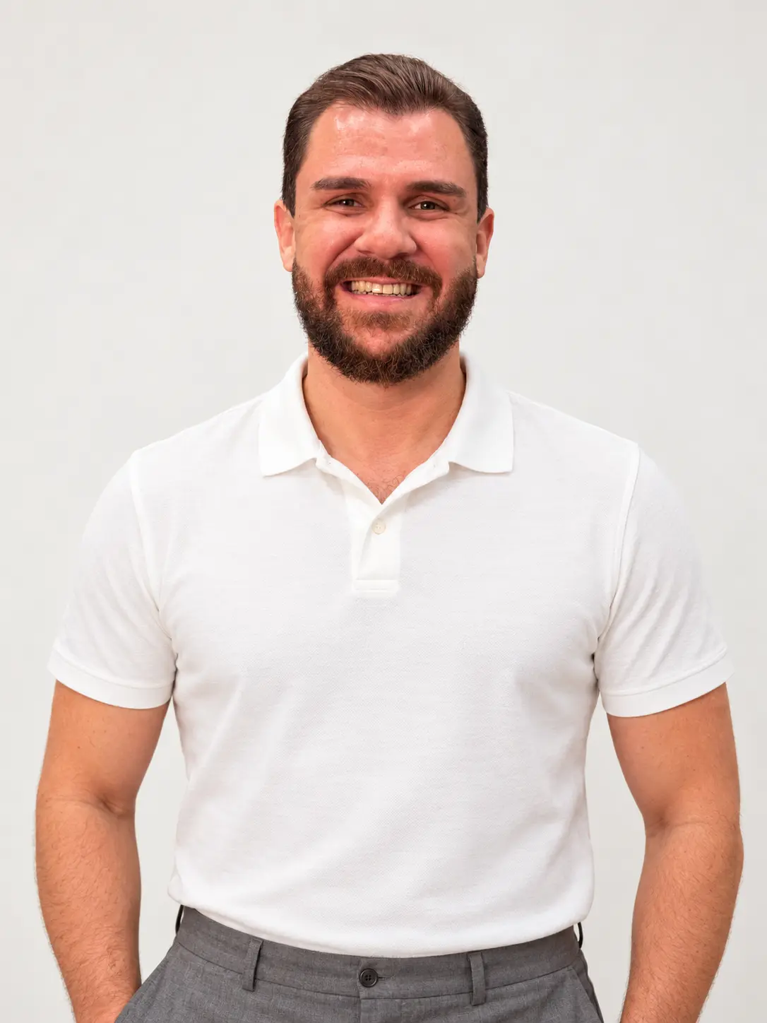 Dr. Wendrel Menezes sorrindo, com polo branca